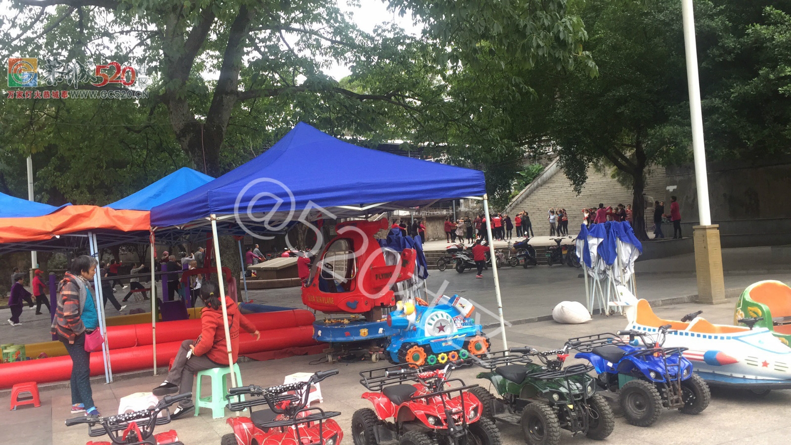 恭城中心广场大广告牌四分五裂飞扬空中，摇摇欲坠！504 / 作者:九命猫 / 帖子ID:241125