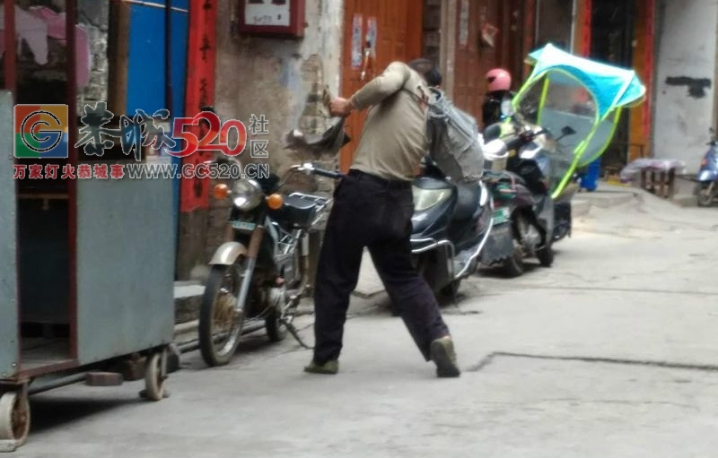 恭城街一乞讨人，动作怪异黑死人，不给钱就死赖着不走。489 / 作者:thkfh / 帖子ID:241192