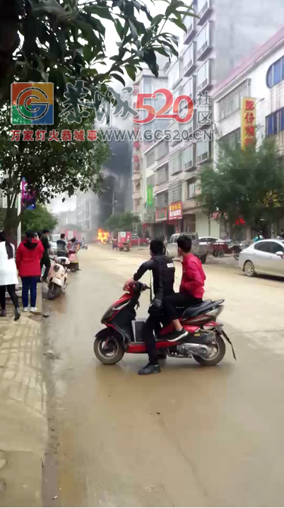 广西中山一小车自燃，消防都来了！！576 / 作者:砍柴撞跌老斑鸠 / 帖子ID:241199