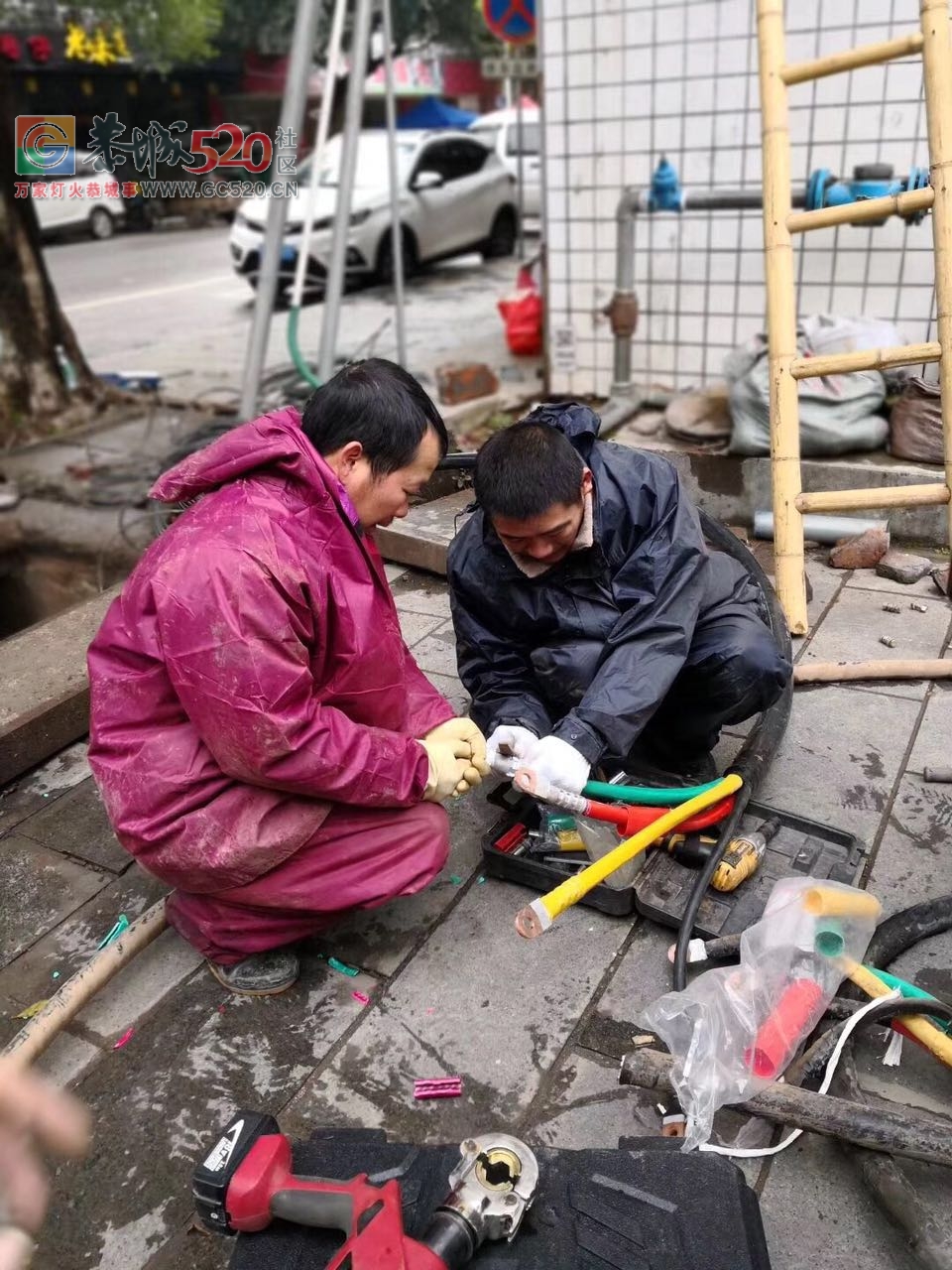 赞！这么冷的天，电力部门的工作人员在雨雪天修电缆！250 / 作者:脚踏实地 / 帖子ID:258340