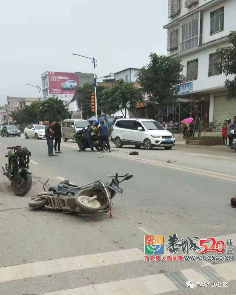 突发！莲花高中路段一大排量摩托车与电动车相撞，电动车司机受伤流血61 / 作者:看清所以看轻 / 帖子ID:266531