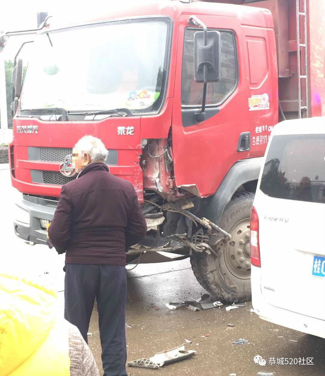 恭城新车站红绿灯处面包车与货车相撞，司机受伤42 / 作者:狗婆蛇 / 帖子ID:267248