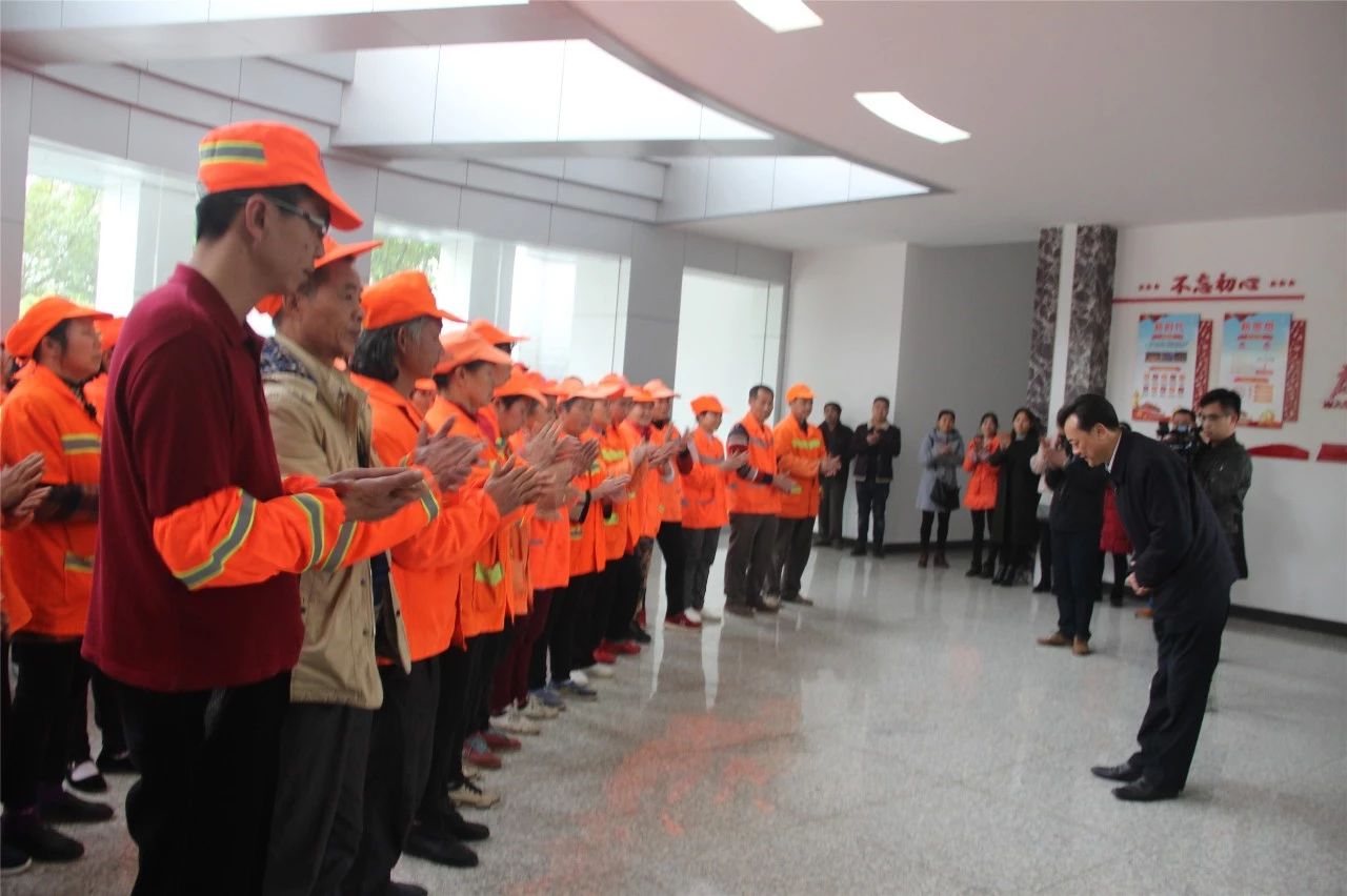 县领导看望慰问环卫工人，高铁站的工作人员42 / 作者:xiaoxiong99 / 帖子ID:267323