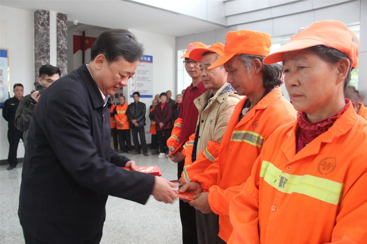 县领导看望慰问环卫工人，高铁站的工作人员555 / 作者:xiaoxiong99 / 帖子ID:267323