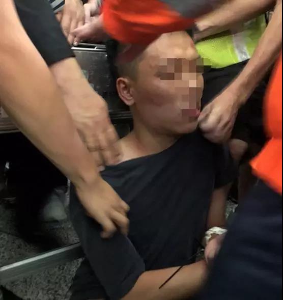 暴徒在香港机场霸凌不明身份内地旅客，专家：这是恐怖主义！117 / 作者:更强 / 帖子ID:268552