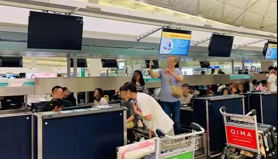 暴徒在香港机场霸凌不明身份内地旅客，专家：这是恐怖主义！114 / 作者:更强 / 帖子ID:268552