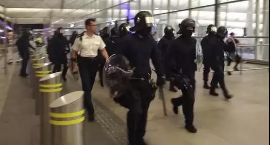暴徒在香港机场霸凌不明身份内地旅客，专家：这是恐怖主义！452 / 作者:更强 / 帖子ID:268552