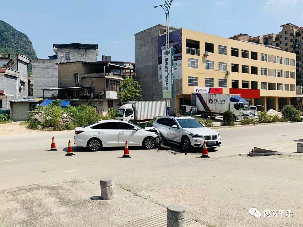 就在昨天，平乐一辆白色小车撞上宝马···651 / 作者:hoei / 帖子ID:268566