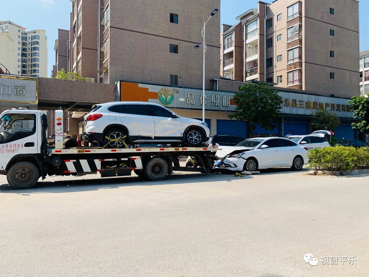 就在昨天，平乐一辆白色小车撞上宝马···354 / 作者:hoei / 帖子ID:268566