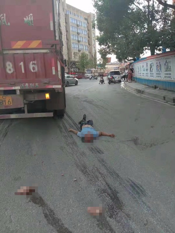 惨烈丨脑花都出来了，桂林发生一起车祸，又是货车跟电马！556 / 作者:清风哥 / 帖子ID:268610