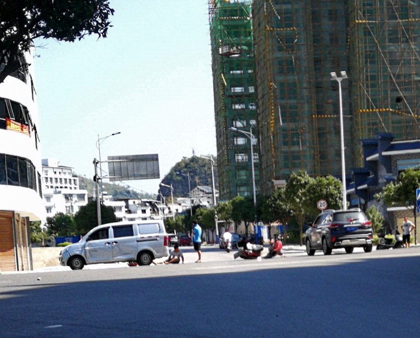 民族幼儿园路口这出了个车祸嘿523 / 作者:平安大叔 / 帖子ID:268914