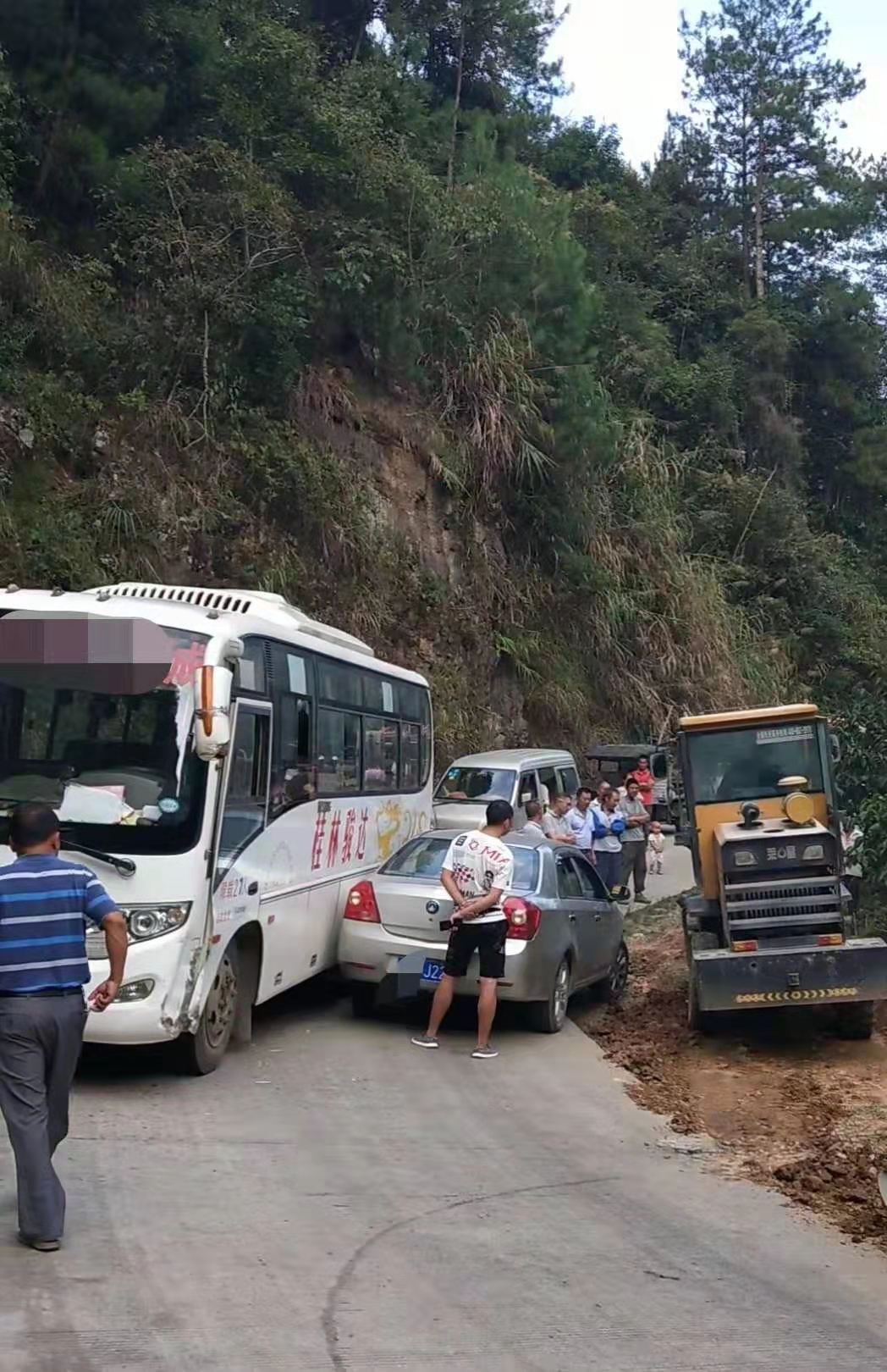 恭城三江十八岭脚：热心老板开铲车帮助疏通道路674 / 作者:论坛小编01 / 帖子ID:268921