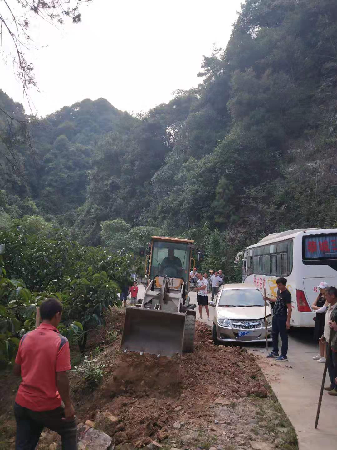 恭城三江十八岭脚：热心老板开铲车帮助疏通道路79 / 作者:论坛小编01 / 帖子ID:268921