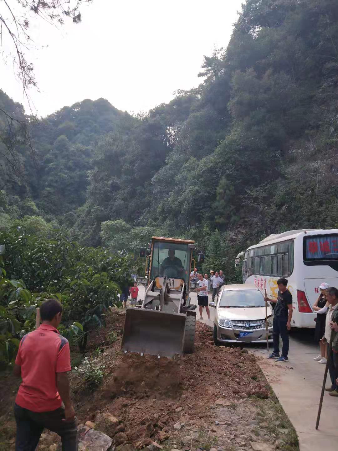 恭城三江十八岭脚：热心老板开铲车帮助疏通道路210 / 作者:论坛小编01 / 帖子ID:268921