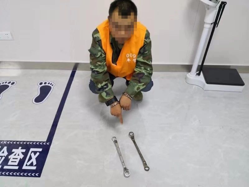 这四个恭城男子跑到平乐二塘工业园区偷供电铁塔钢架被抓119 / 作者:一条龙 / 帖子ID:269246