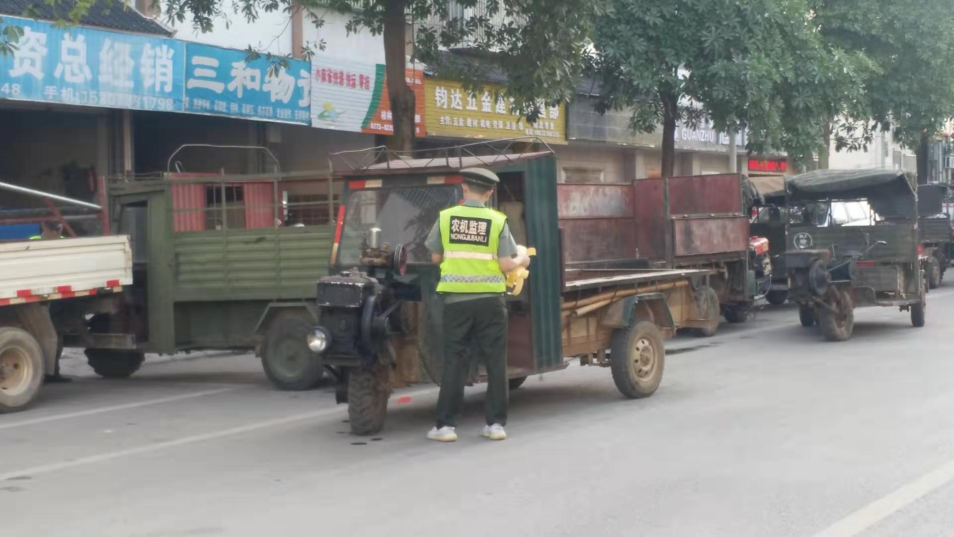 农机监理局在新车站这改帮贴反光条啵947 / 作者:杨俊语语il / 帖子ID:269417