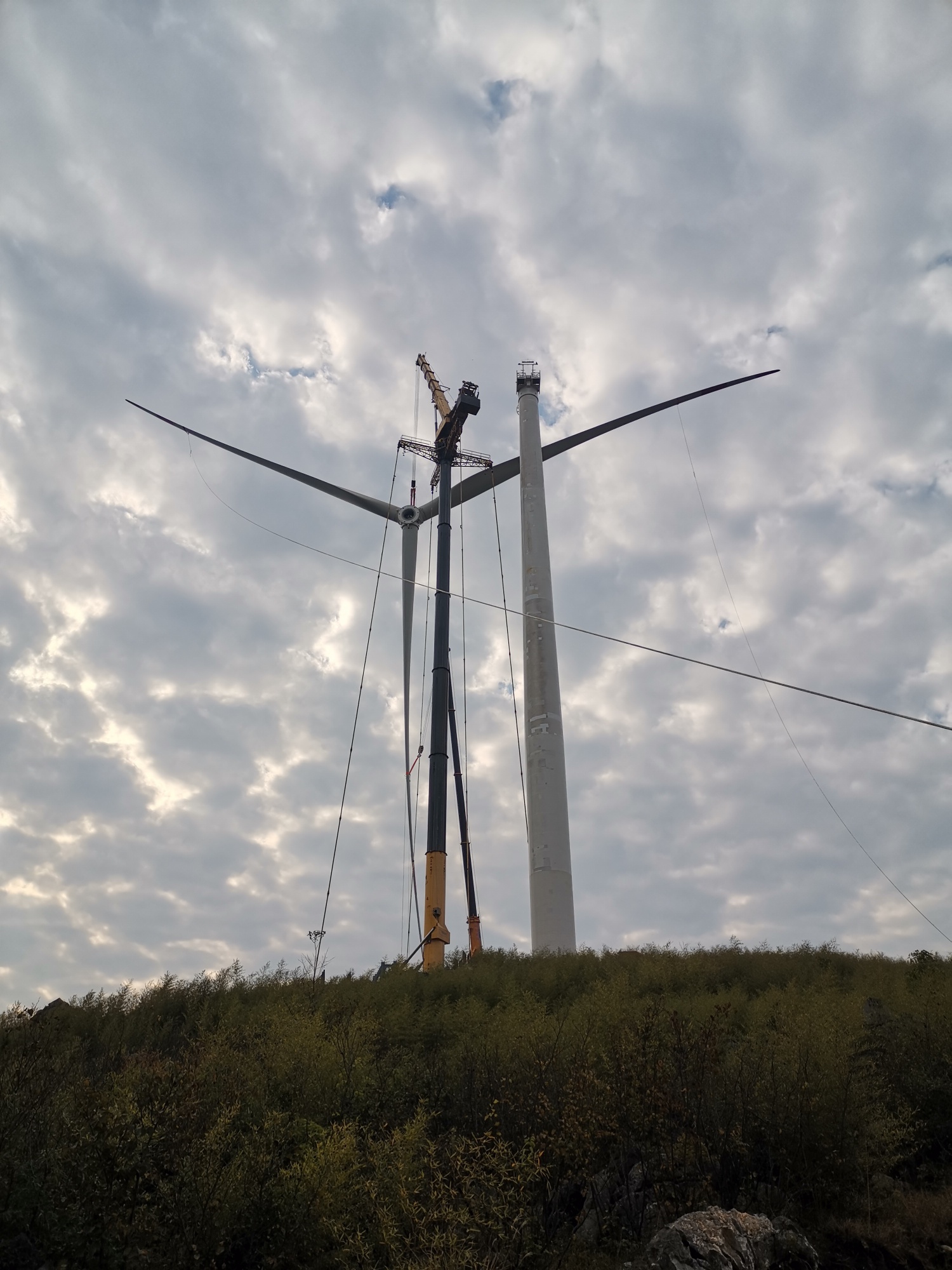 恭城风力发电正在有序的安装，该机目前是该县发电量最大的机型。609 / 作者:一生风雨71 / 帖子ID:269570