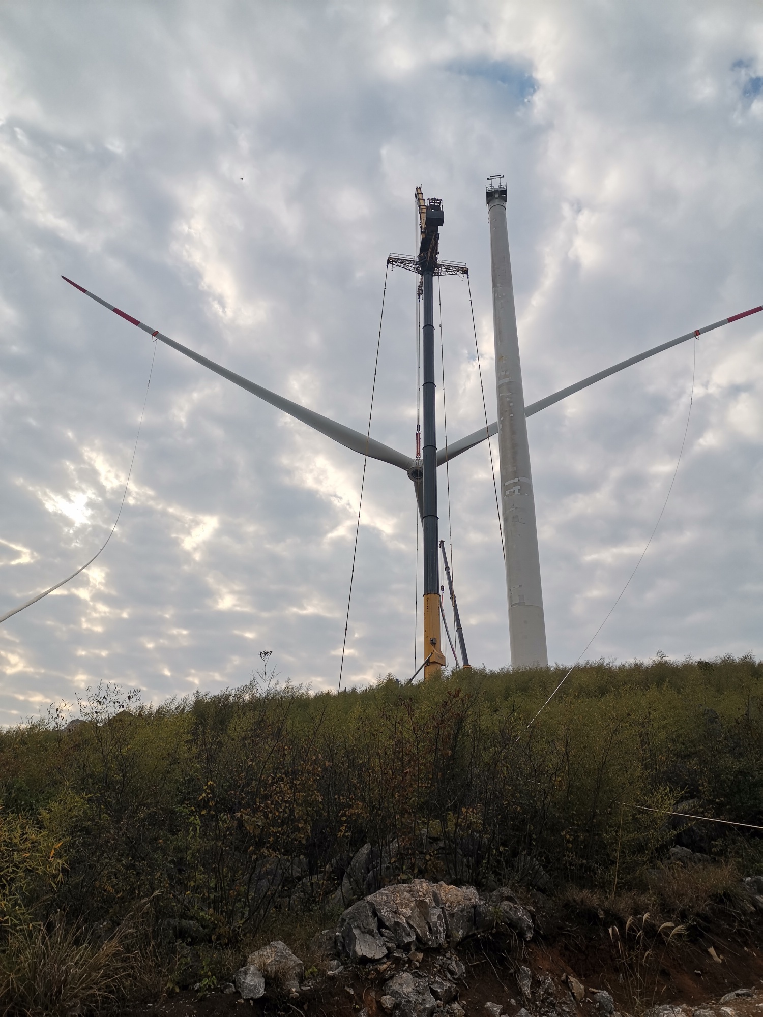 恭城风力发电正在有序的安装，该机目前是该县发电量最大的机型。490 / 作者:一生风雨71 / 帖子ID:269570