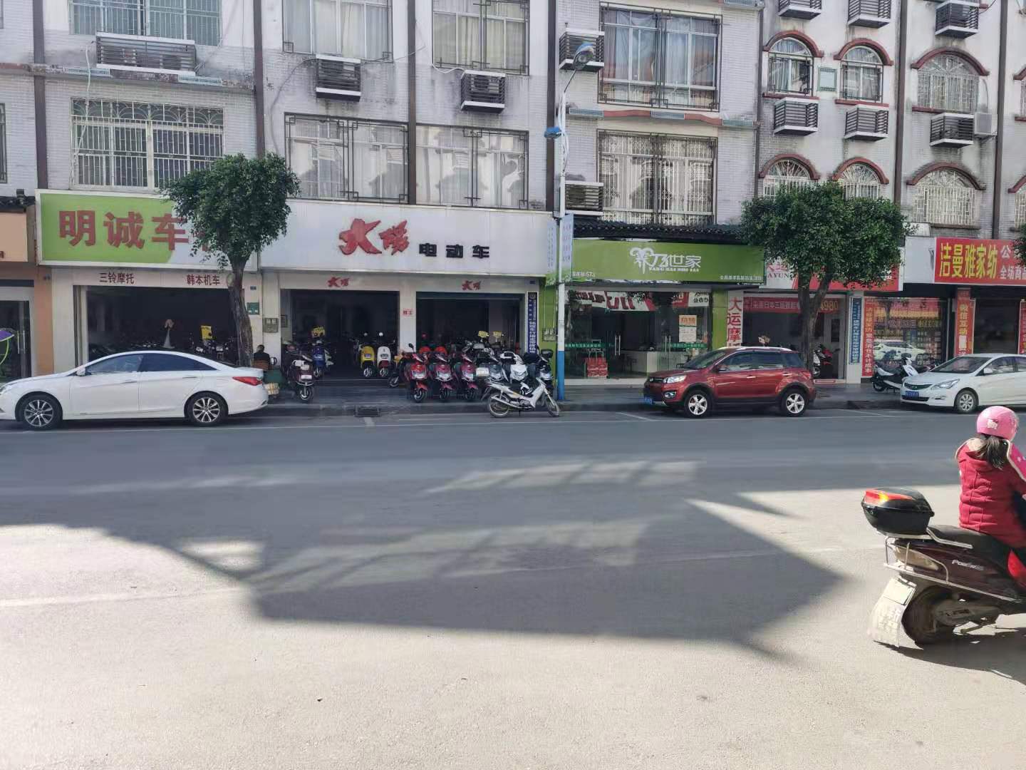 恭城某些商家恶意长期占用停车位，什么时候才有人来管管！667 / 作者:东门头人 / 帖子ID:269803