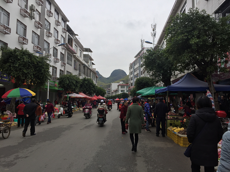 好消息，这个地方开始拆除违建和遮阳棚了，要还群众一个不再拥挤的街道了。。。。637 / 作者:登山涉水 / 帖子ID:269840