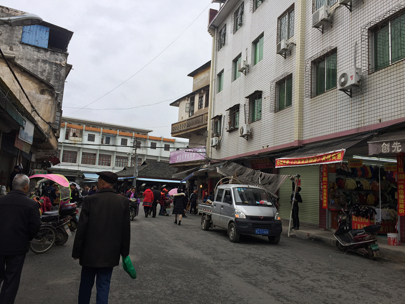 好消息，这个地方开始拆除违建和遮阳棚了，要还群众一个不再拥挤的街道了。。。。303 / 作者:登山涉水 / 帖子ID:269840