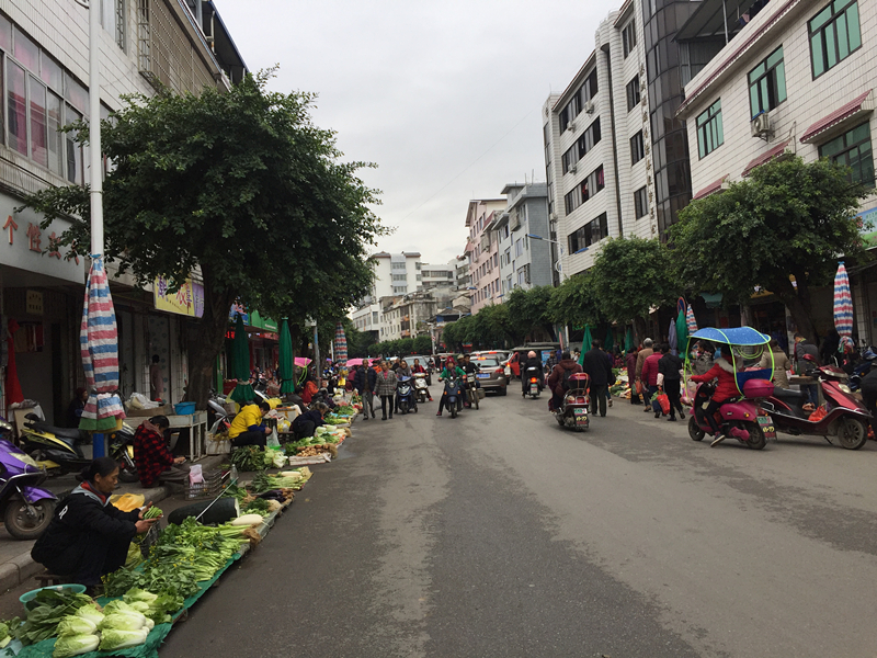 好消息，这个地方开始拆除违建和遮阳棚了，要还群众一个不再拥挤的街道了。。。。670 / 作者:登山涉水 / 帖子ID:269840