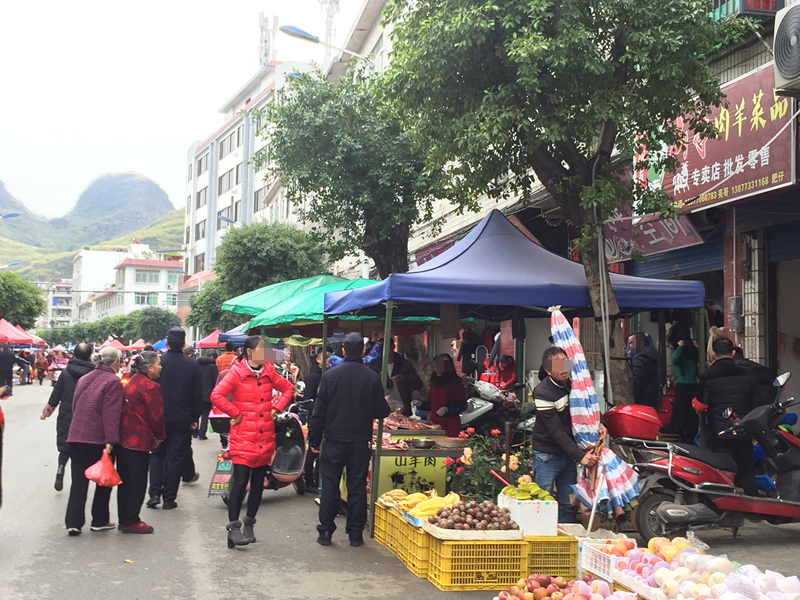 好消息，这个地方开始拆除违建和遮阳棚了，要还群众一个不再拥挤的街道了。。。。734 / 作者:登山涉水 / 帖子ID:269840