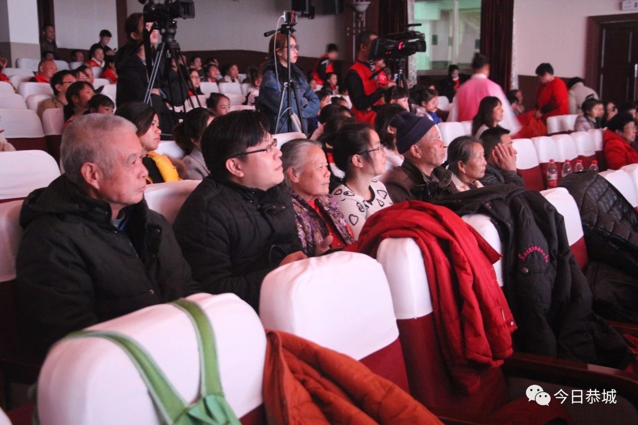 恭城县义工志愿者协会2019年会暨全县志愿者联谊会在县人民会堂举行933 / 作者:登山涉水 / 帖子ID:269936