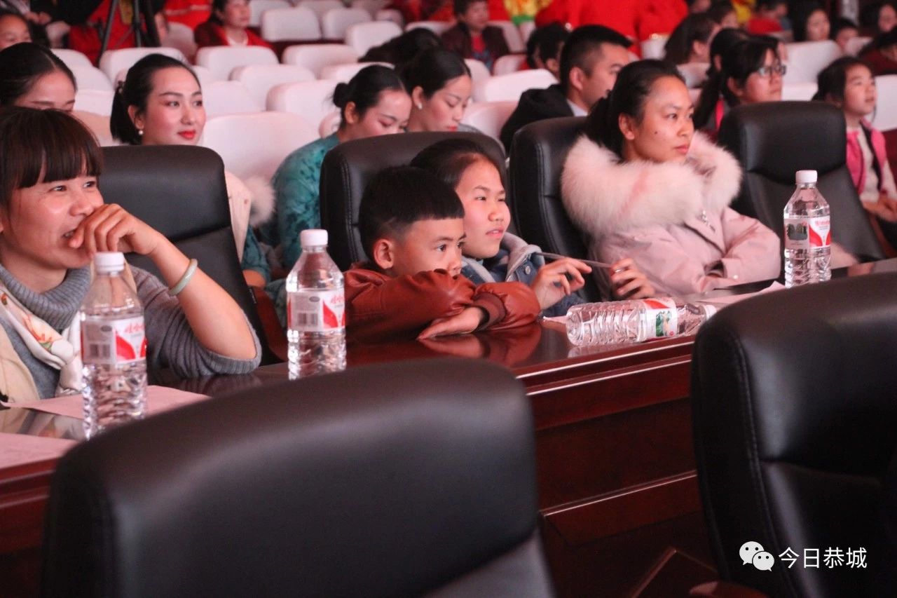 恭城县义工志愿者协会2019年会暨全县志愿者联谊会在县人民会堂举行434 / 作者:登山涉水 / 帖子ID:269936