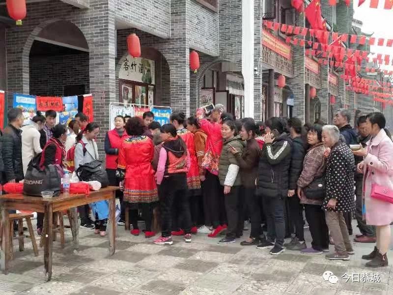 恭城县开展送春联进乡村文化惠民活动855 / 作者:万胜 / 帖子ID:270063