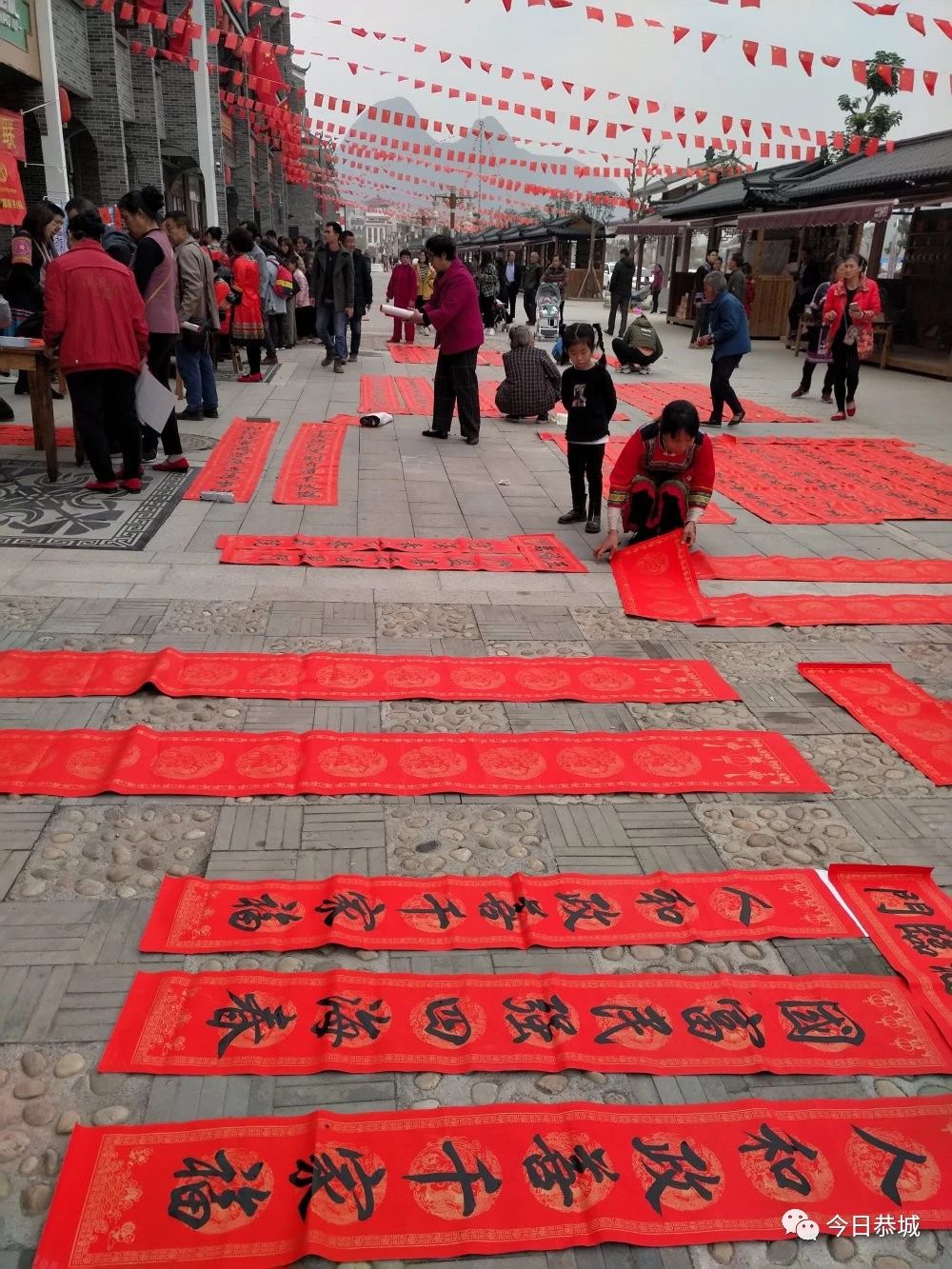 恭城县开展送春联进乡村文化惠民活动165 / 作者:万胜 / 帖子ID:270063