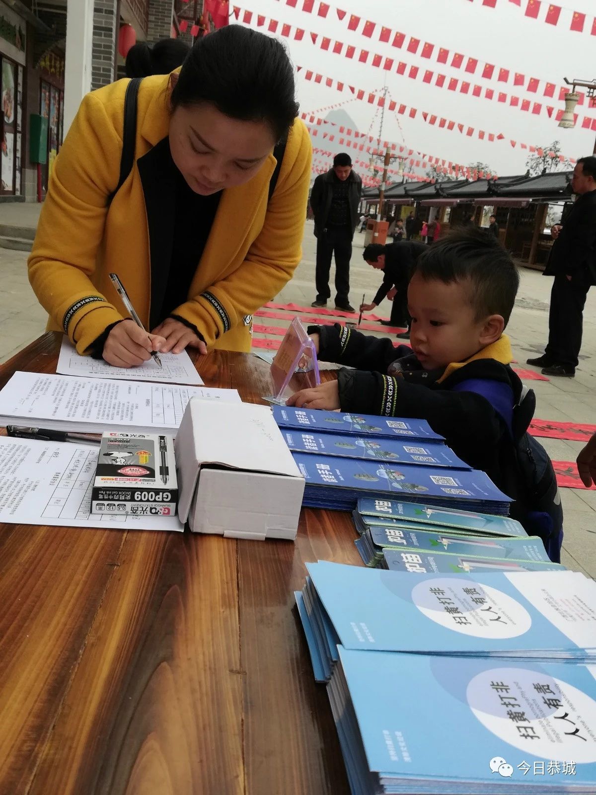 恭城县开展送春联进乡村文化惠民活动823 / 作者:万胜 / 帖子ID:270063