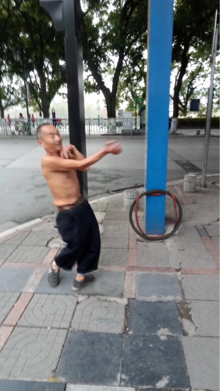 本地丨为做这事，一大爷漓江路上半裸20年！居民：我祝福他！5 / 作者:万胜 / 帖子ID:270098