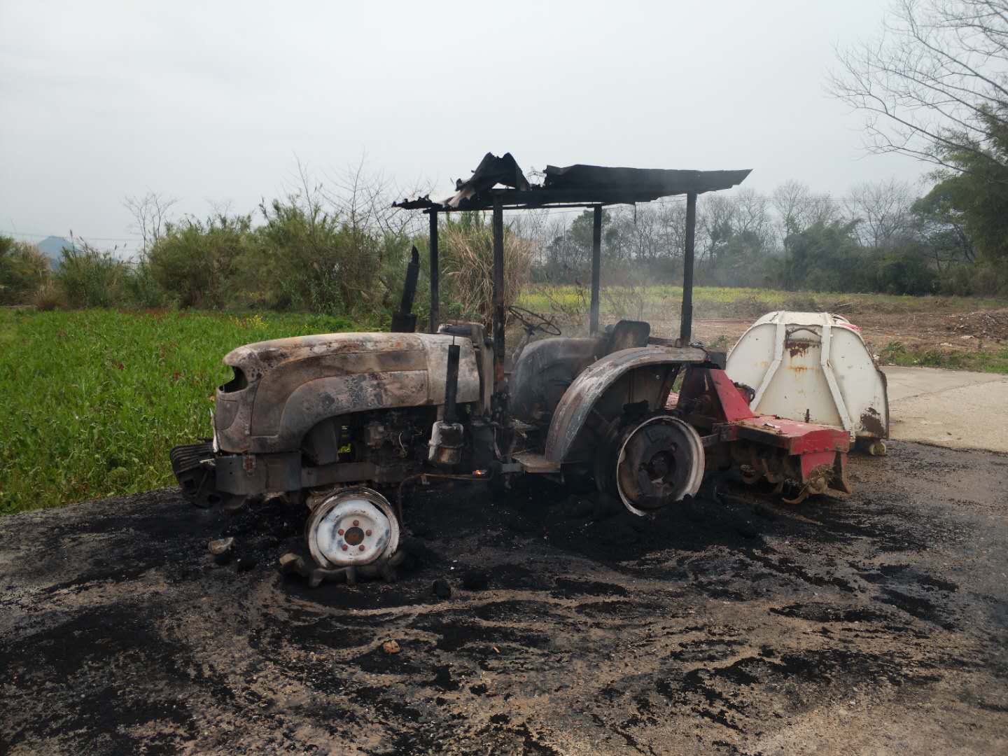 昨晚十一点左右栗木某村设卡的拖拉机被烧了！945 / 作者:狭缝求生室 / 帖子ID:270636