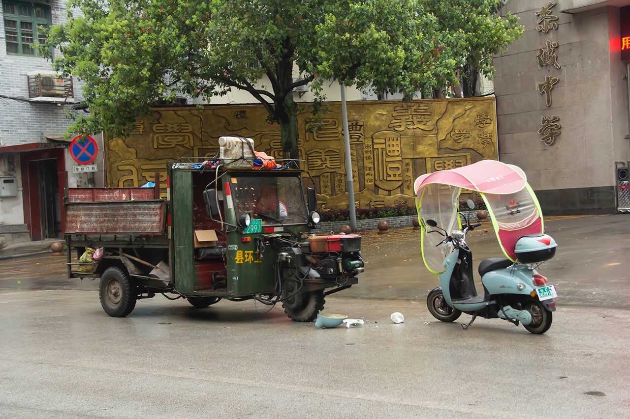 恭中门口电瓶车撞上垃圾车！129 / 作者:公路美学 / 帖子ID:270918