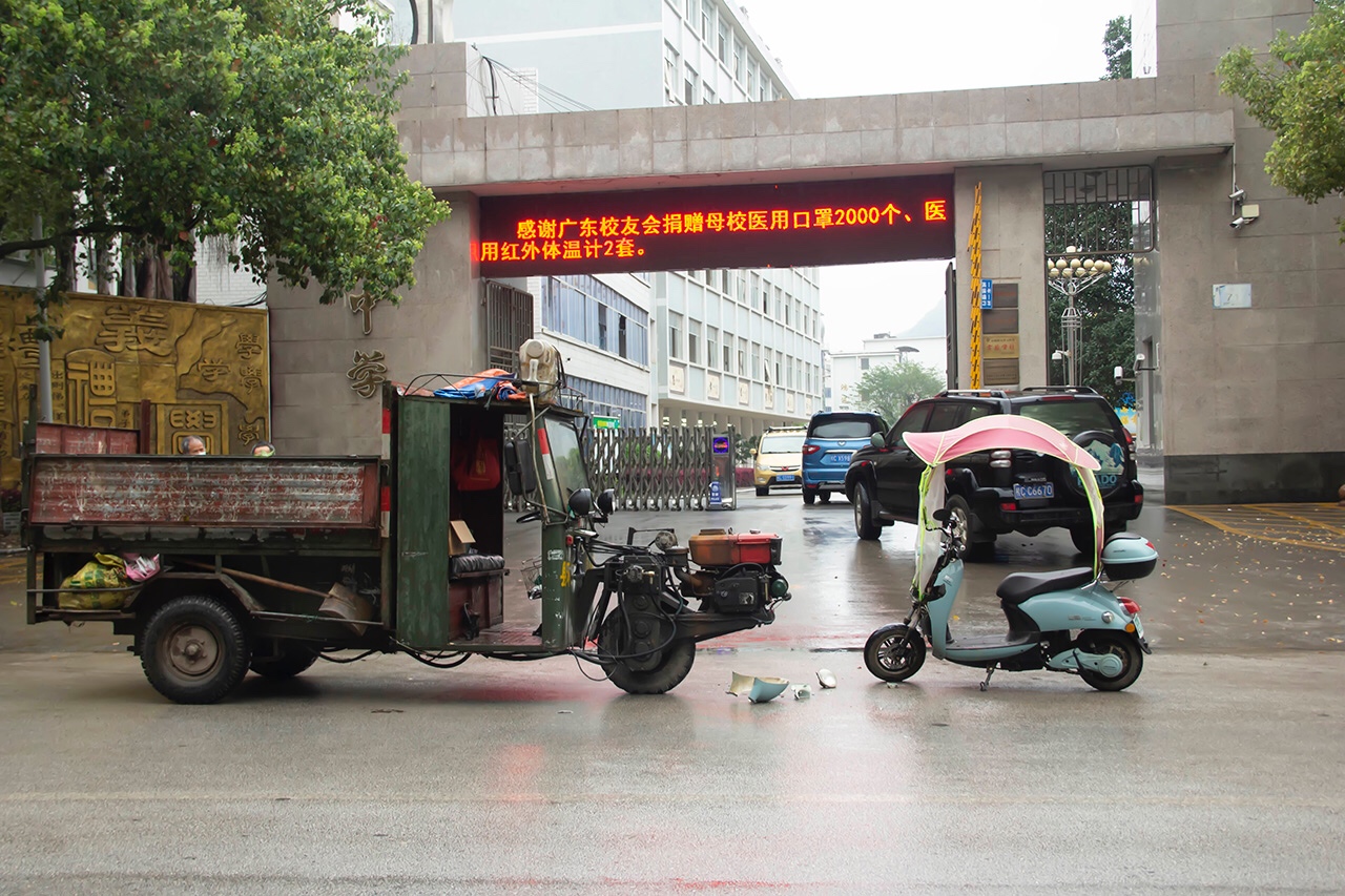 恭中门口电瓶车撞上垃圾车！284 / 作者:公路美学 / 帖子ID:270918
