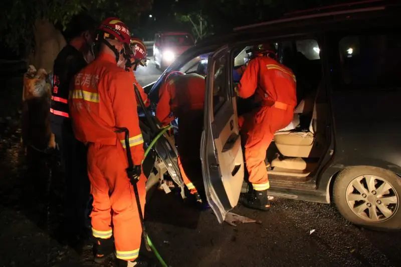 事发恭城燕新路段，面包车司机犯困撞树被困，所幸...844 / 作者:论坛小编01 / 帖子ID:271230