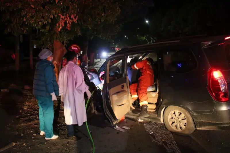 事发恭城燕新路段，面包车司机犯困撞树被困，所幸...170 / 作者:论坛小编01 / 帖子ID:271230