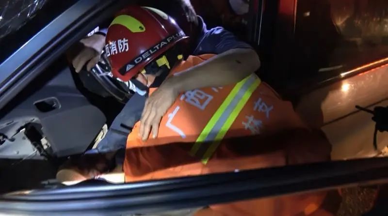 事发恭城燕新路段，面包车司机犯困撞树被困，所幸...784 / 作者:论坛小编01 / 帖子ID:271230