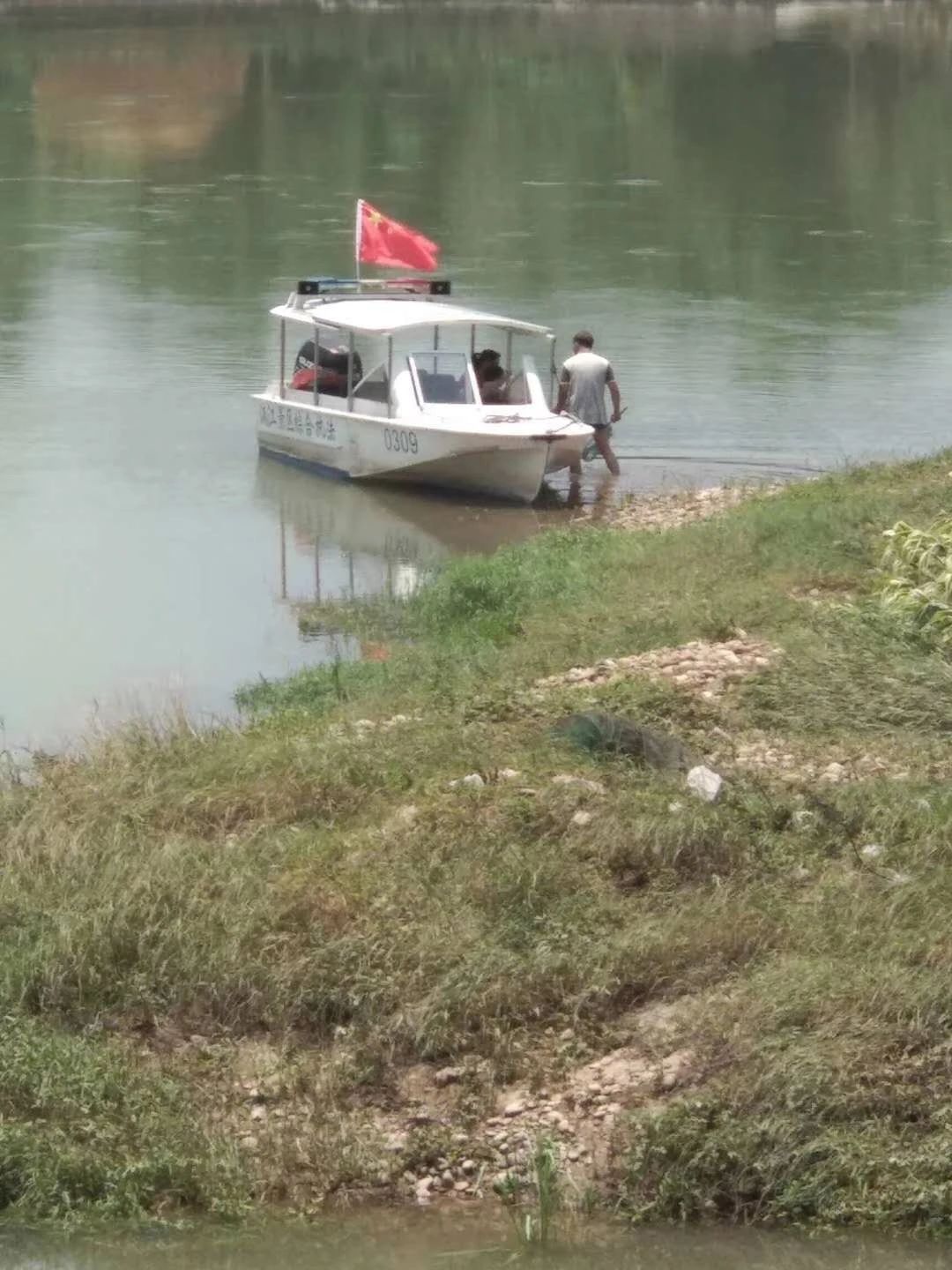 有人开着漓江综合执法船到河里用地笼捕鱼？什么情况？64 / 作者:登山涉水 / 帖子ID:271799