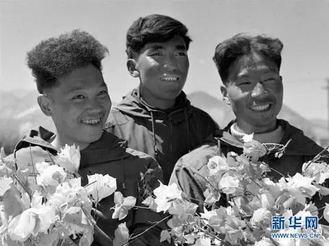 刚刚中国成功登顶了！“刷新”珠峰高度，震撼视频画面来袭562 / 作者:呆桃 / 帖子ID:271868