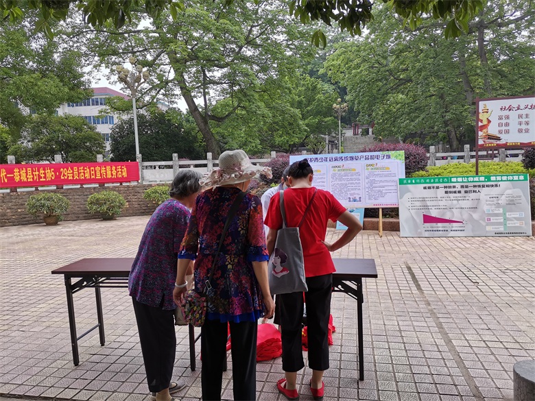 今天的恭城县中心广场，有医务人员在搞宣传活动，还可免费获得手提袋508 / 作者:呆桃 / 帖子ID:271896