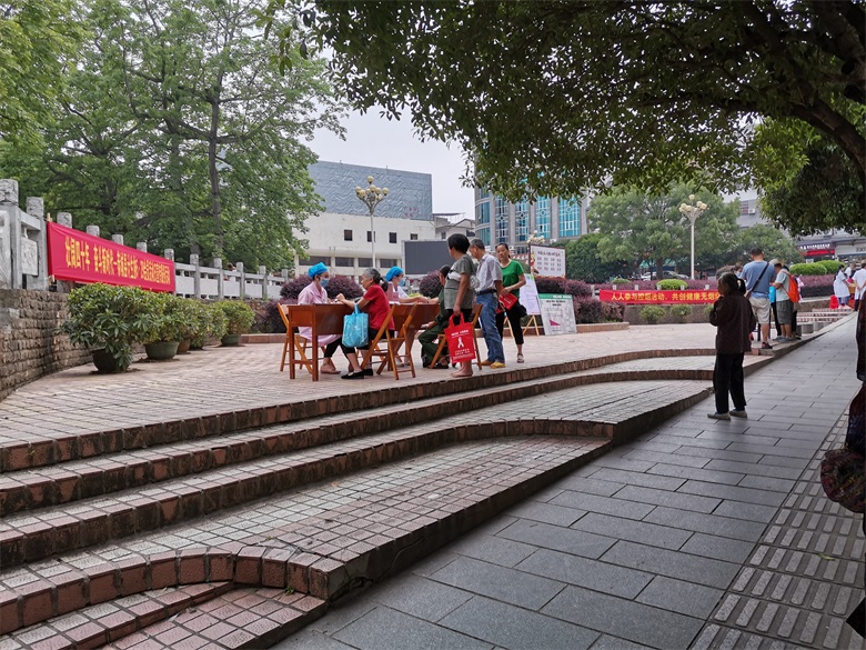 今天的恭城县中心广场，有医务人员在搞宣传活动，还可免费获得手提袋692 / 作者:呆桃 / 帖子ID:271896