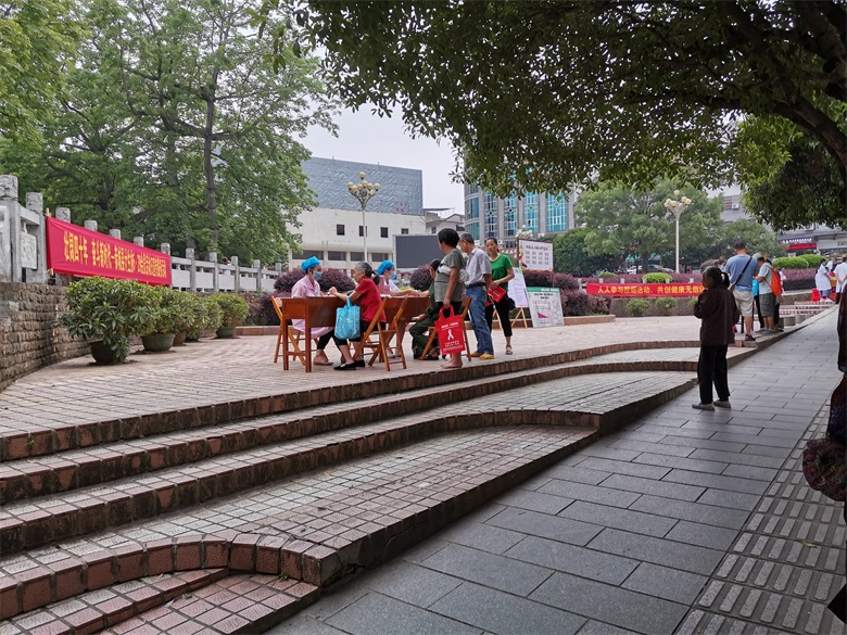 今天的恭城县中心广场，有医务人员在搞宣传活动，还可免费获得手提袋938 / 作者:呆桃 / 帖子ID:271896