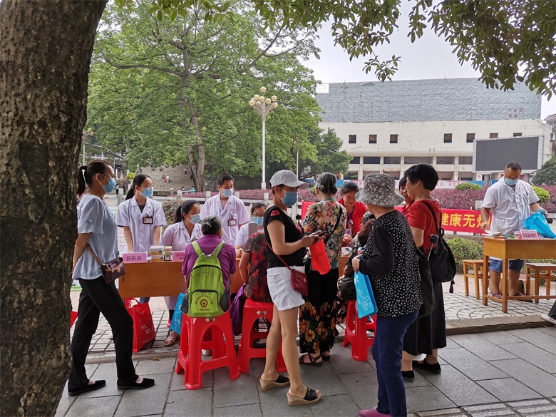 今天的恭城县中心广场，有医务人员在搞宣传活动，还可免费获得手提袋853 / 作者:呆桃 / 帖子ID:271896