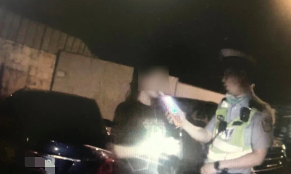 奔驰美女司机3次酒驾被查，大哭：为什么不能放过我754 / 作者:普通人物怨 / 帖子ID:272320
