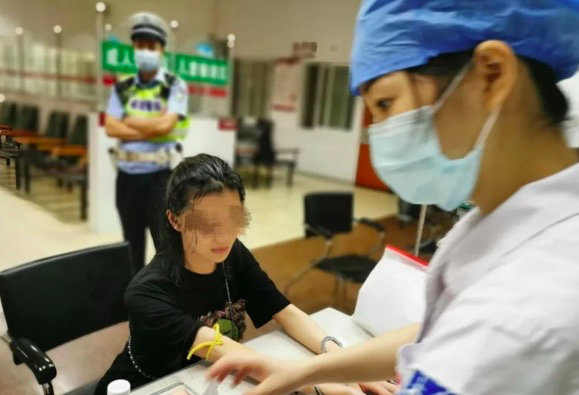 奔驰美女司机3次酒驾被查，大哭：为什么不能放过我532 / 作者:普通人物怨 / 帖子ID:272320