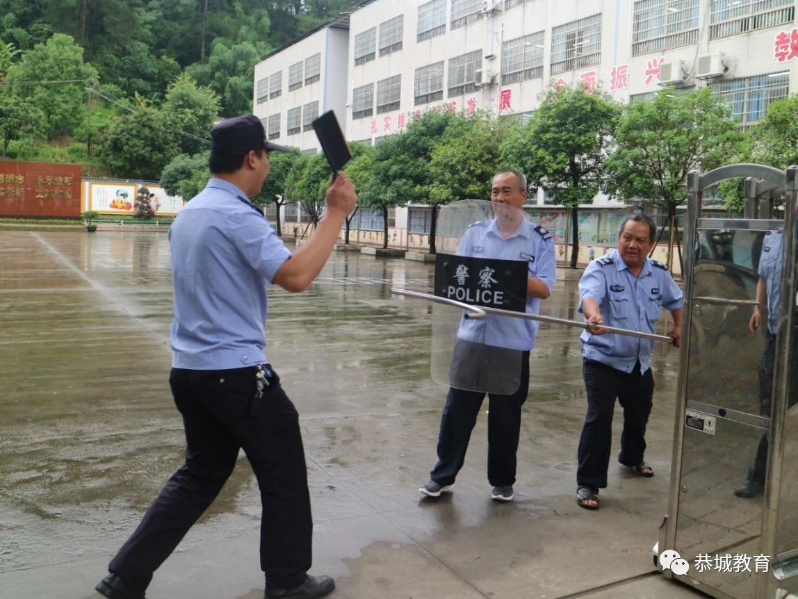 【安全教育】增防暴技能 筑安全防线：县城三小开展防暴应急培训及演练活动191 / 作者:论坛小编04 / 帖子ID:272614