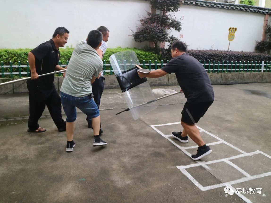 【安全教育】增防暴技能 筑安全防线：县城三小开展防暴应急培训及演练活动250 / 作者:论坛小编04 / 帖子ID:272614