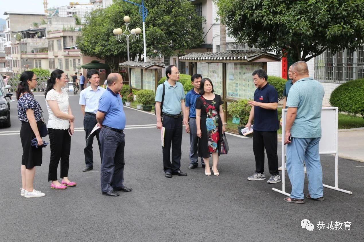 市人大常委会深入恭城民族中学开展民族教育工作调研614 / 作者:论坛小编04 / 帖子ID:272635